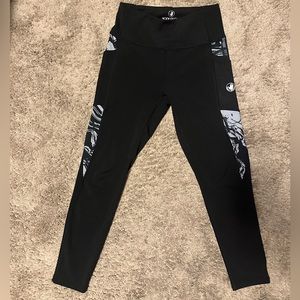Like new women’s Body Glove black leggings with fun side design and pocket